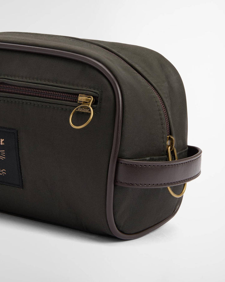 Barbour Waxed Washbag: Olive/Beacon