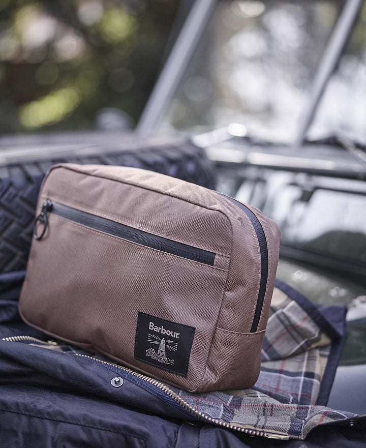 Barbour Field Washbag: Tan/Black